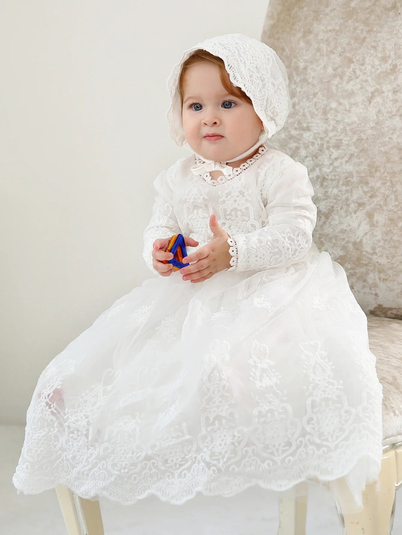 Vestido de Batizado para Bebê Menina – Elegante Traje de Renda com Touca Combinando